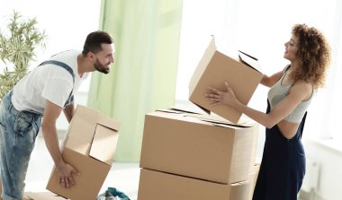 Genç aile yeni bir ev kutuları açma.