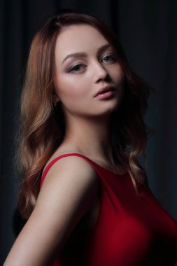 Siyah bir arka plan üzerinde poz Kırmızı elbiseli çekici esmer.