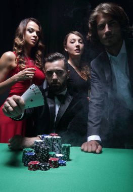 Erkekler ve kadınlar casino poker oynamaya konsantre