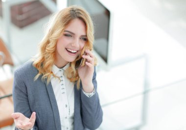 mutlu çalışan smartphone üzerinde konuşuyor