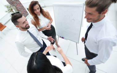 iş takım ayakta bir flipchart önünde.