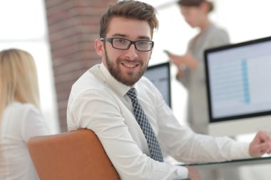 ekranın önünde oturan deneyimli programcılar.