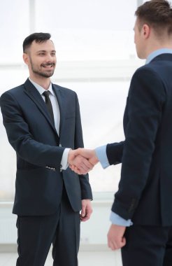 ofis koridorda el sıkışma Mali ortaklar