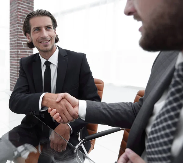 Vista dal basso. stretta di mano sicura dei partner commerciali — Foto Stock