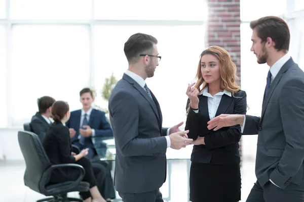 Colleghi d'affari che discutono problemi in ufficio — Foto Stock