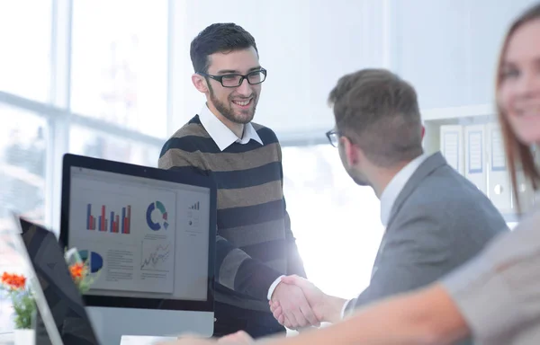 Handslag Manager och klienten — Stockfoto