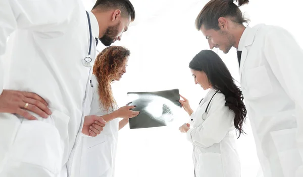Група лікарів, які обговорюють рентген — стокове фото