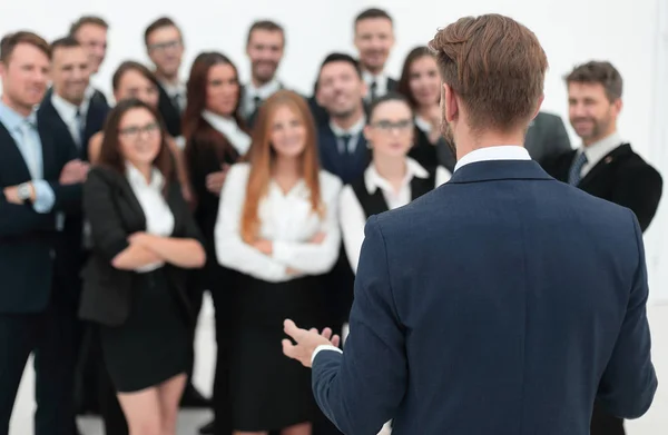 Empresário faz um discurso para sua grande equipe de negócios — Fotografia de Stock