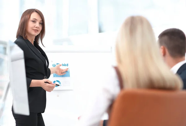 Mulher de negócios realiza uma oficina com a equipe de negócios . — Fotografia de Stock