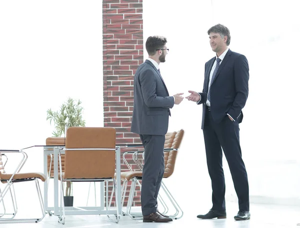 İki şirket yöneticileri iş ofiste söz.