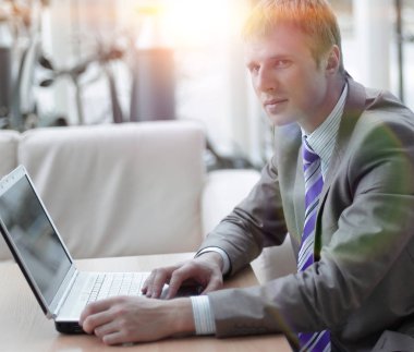 Genç çalışan bilgisayar monitörü gün içinde arıyorum