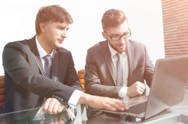 İş arkadaşları çalışma konuları tartışmak