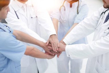 Doktorlar hastanede birlikte elele