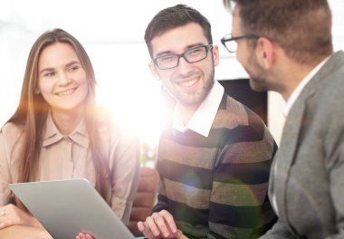 İş ekibi dizüstü bilgisayarda çalışıyor.