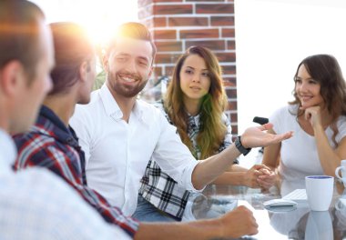 yaratıcı ekibi tartışırken, yakın çekim