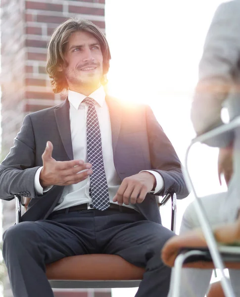 Ein entspanntes Gespräch zwischen einem Mann und einer Frau im Büro — Stockfoto