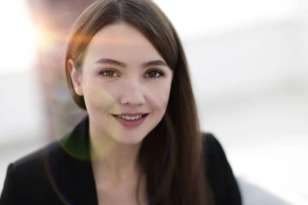 Close-up van portret van jonge zakenvrouw in moderne kantoor — Stockfoto