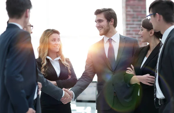 事務所でのビジネスマンの握手 パートナーシップの概念 — ストック写真