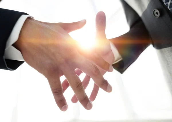 Twee zakenmannen gaan handdruk maken. — Stockfoto