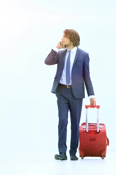 Sukcesy biznesmen z bagażu rozmawia przez telefon. — Zdjęcie stockowe
