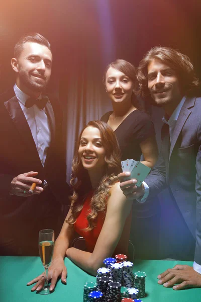 Des amis de la classe supérieure jouent dans un casino. — Photo