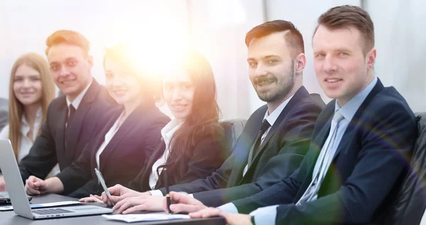 Équipe d'affaires assis au bureau dans la salle de conférence — Photo