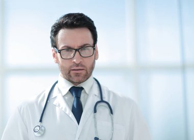 parlak bir oda arka plan üzerinde ciddi doktor