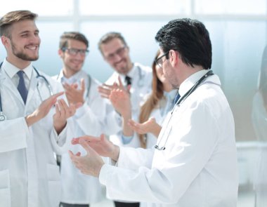 Birbirimizi applauding Doktor Grup