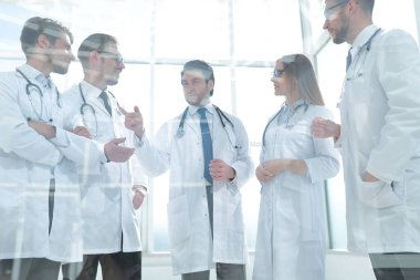 camın arkasından. ofiste ayakta doktor bir grup