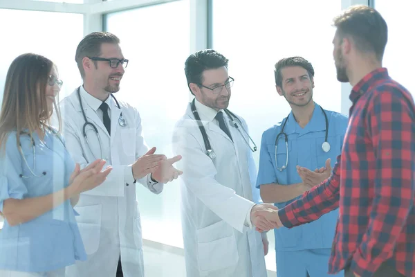 Médicos felicitando al paciente por la recuperación — Foto de Stock