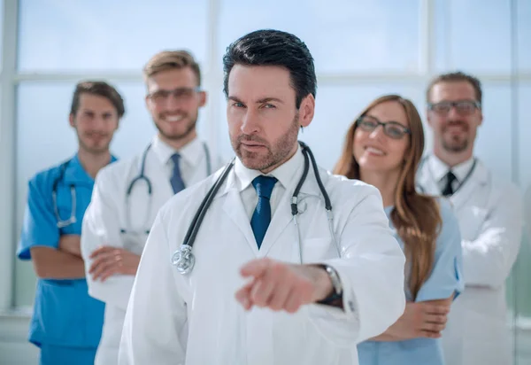 Лікар стоїть перед колегами і вказує на вас — стокове фото