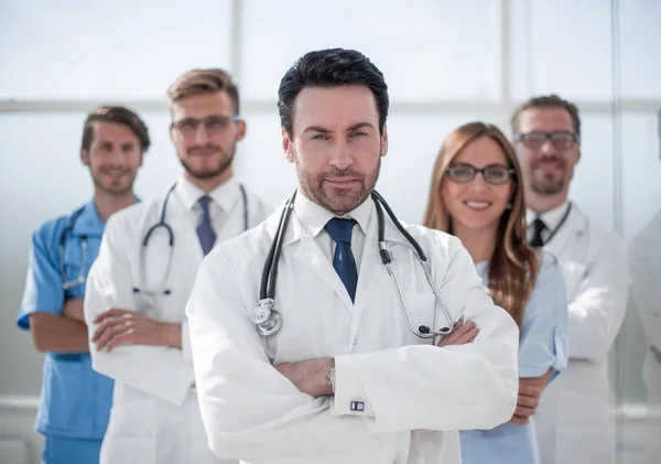 Medico fiducioso sullo sfondo dei colleghi — Foto Stock