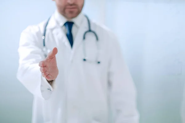 Imagen de fondo del médico extendiendo su mano para saludar — Foto de Stock