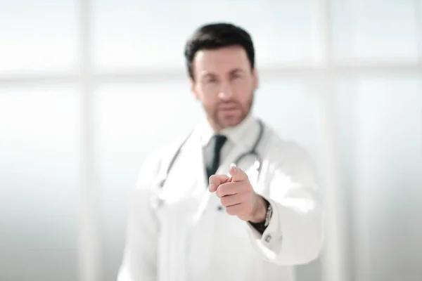Aufmerksame Ärztin zeigt mit dem Finger auf Sie — Stockfoto