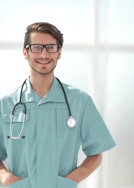 Kirurgen mannen i blå uniform stående i hallen — Stockfoto