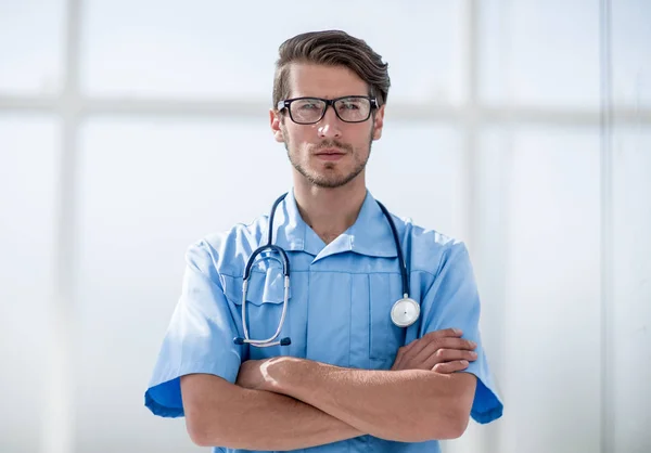 Homem cirurgião confiante em uniforme azul — Fotografia de Stock