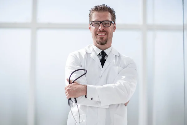 Pewny siebie lekarz ze stetoskopem — Zdjęcie stockowe