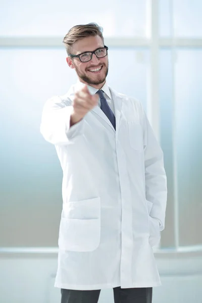 Selbstbewusster Arzt zeigt auf dich — Stockfoto
