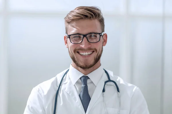 De cerca. retrato de un hermoso médico senior — Foto de Stock