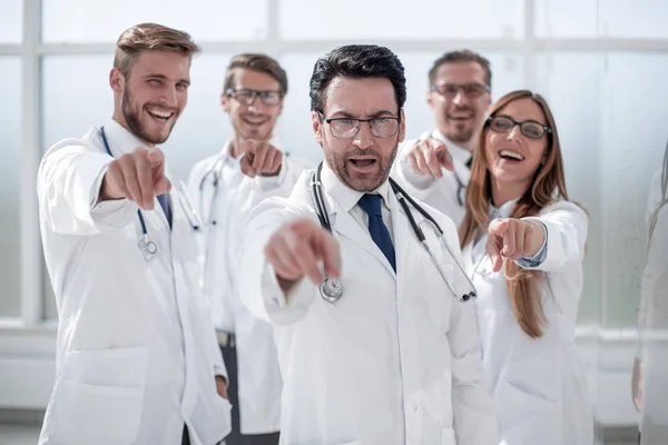 Doctor and the hospital staff are pointing at you. — Stock Photo, Image