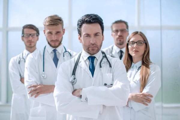 Retrato de médico e pessoal médico de pé no escritório — Fotografia de Stock