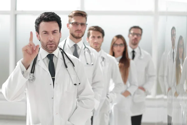 Lekarz, podnosząc jego palec — Zdjęcie stockowe