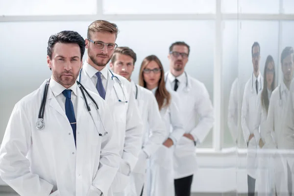 Le personnel du centre médical debout dans le couloir de l'hôpital — Photo