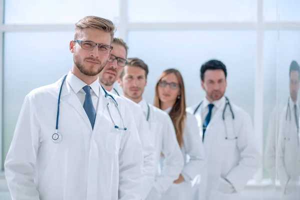 Equipo de médicos de pie en el pasillo del hospital — Foto de Stock