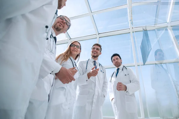 Durch das Glas. Gruppe von Ärzten diskutiert aktuelle Aufgaben — Stockfoto