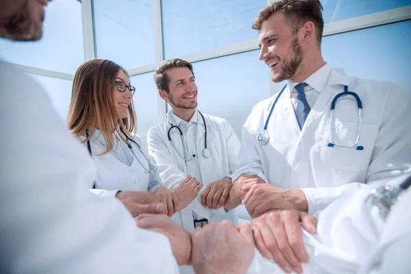 Närbild.en grupp läkare som står i en cirkel — Stockfoto