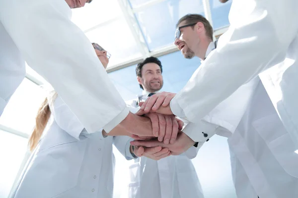 Вид знизу. крупним планом лікарі склали руки разом — стокове фото