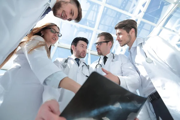 Colegas médicos miran la radiografía del paciente — Foto de Stock