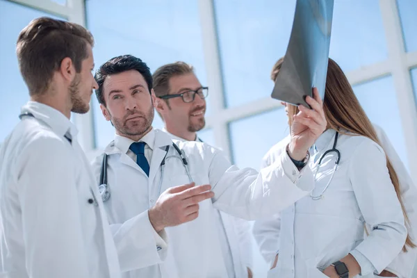 Grupp läkare diskuterar röntgen — Stockfoto
