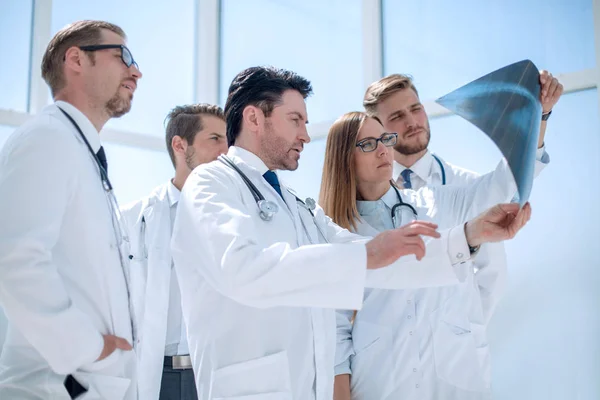 Grupo de médicos que discuten la radiografía — Foto de Stock